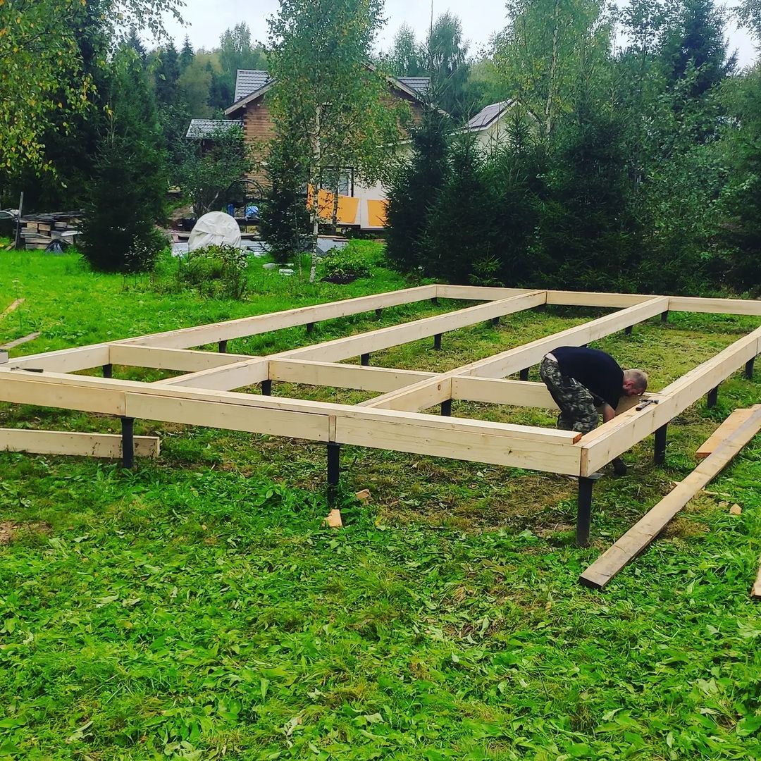 Человек собирает FINHA