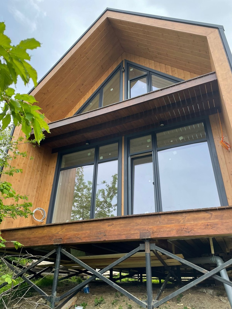 Мы занимаемся строительством каркасных и деревянных домов в г. Сочи.