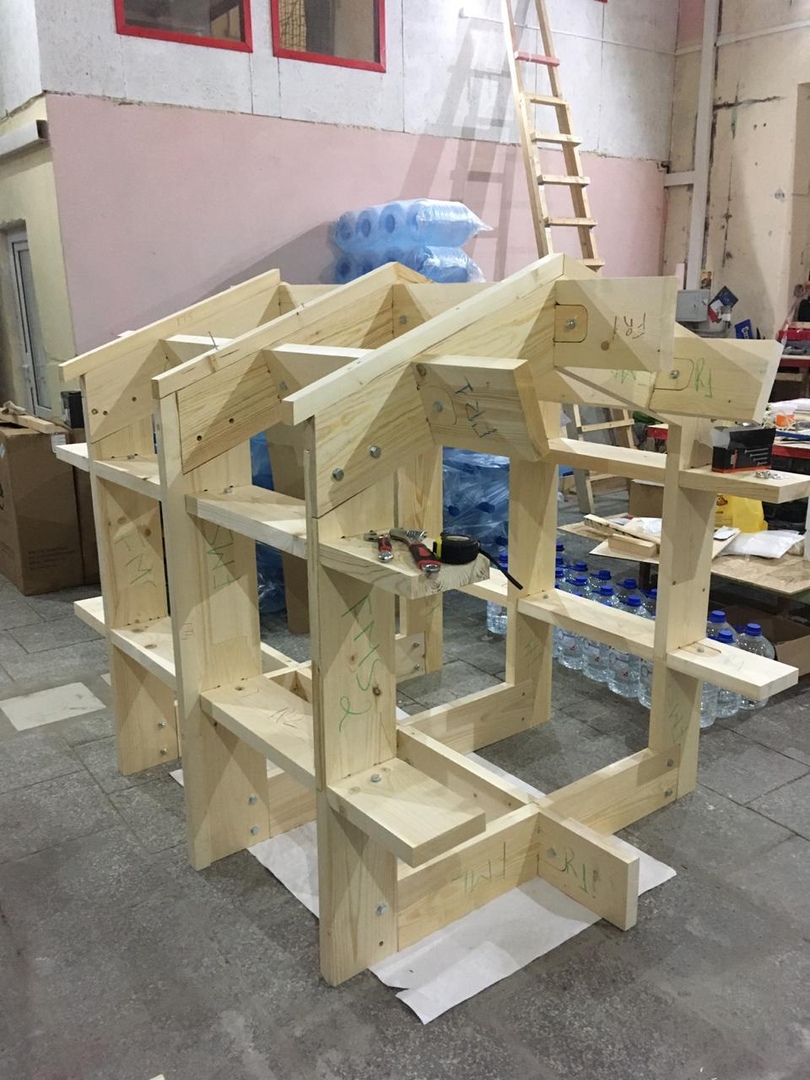 Представители из Питера finhahouse.com (сайт на подходе) вчера собрали выставочный образец